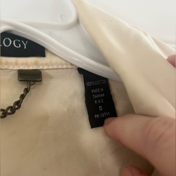 Ladies’ Pretty Jacket - Picture 3 of 4